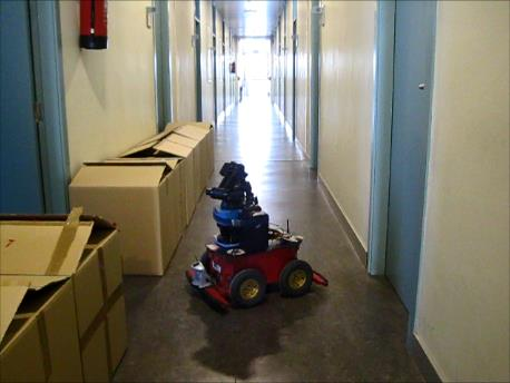 Robot encarando una puerta