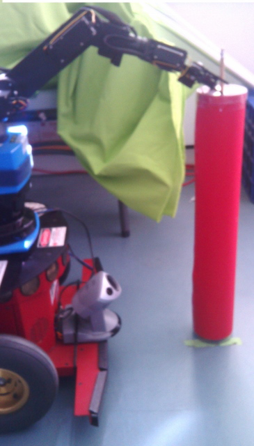 Brazo robot capturando un objeto